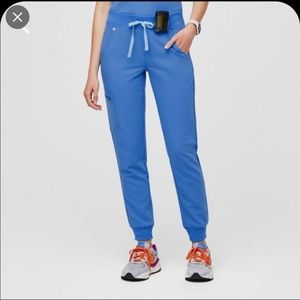 Figs scrubs top in size medium and jogger pants in tall medium